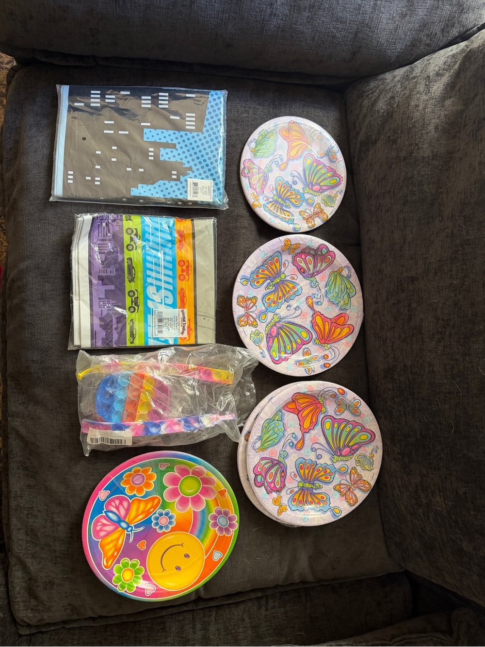Party bundle paper plates and table cloths